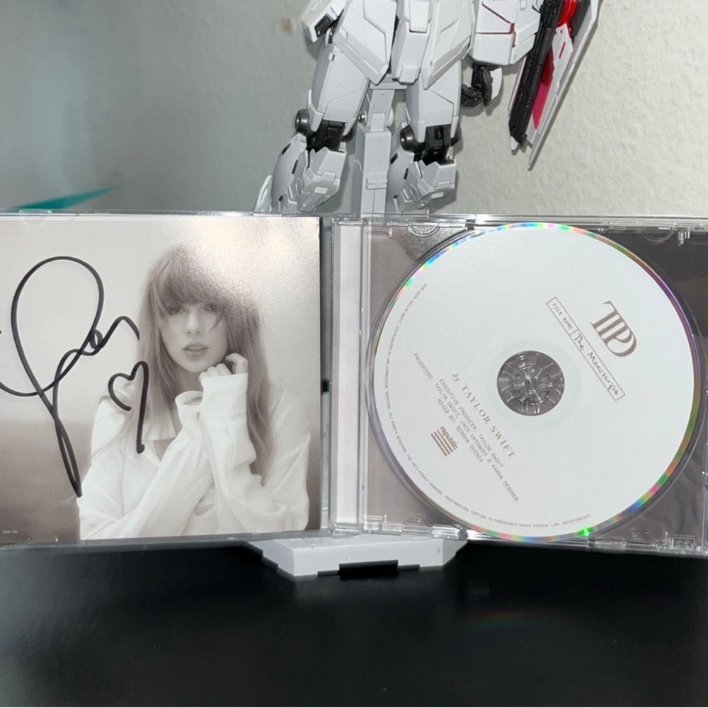 The tortured poets department SIGNED cd WITH HEART